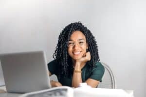 student completing FAFSA on computer